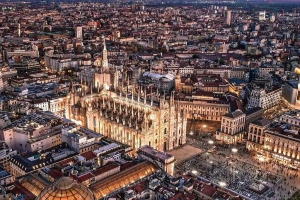 Ad Un Passo Dal Duomo Elegante Appartamento Wifi Мілан Екстер'єр фото